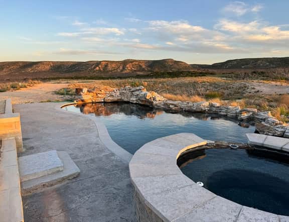 Oasis Pool- Schoolie | Heated Pool and Hot Tub!